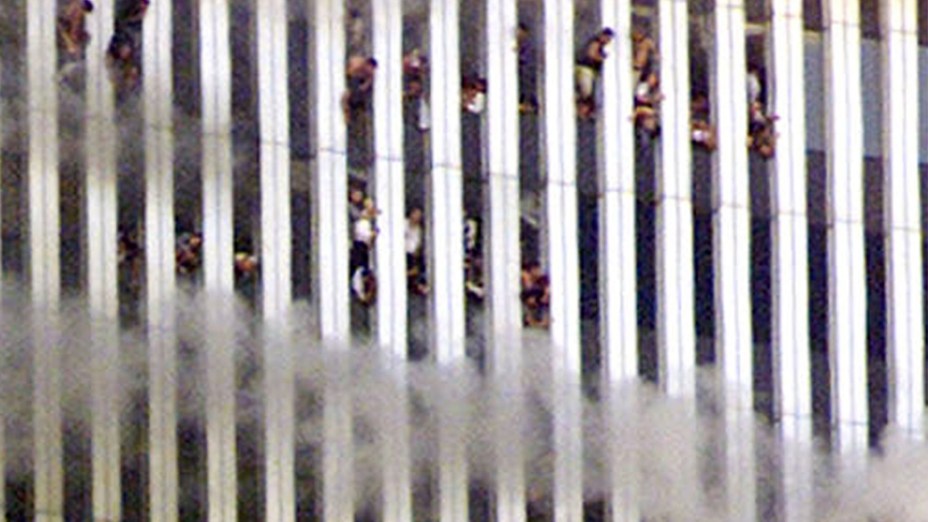 Pessoas nas janelas da torre norte, a primeira a ser atingida, durante o ataque terrorista de 11 de setembro de 2001, em Nova York
