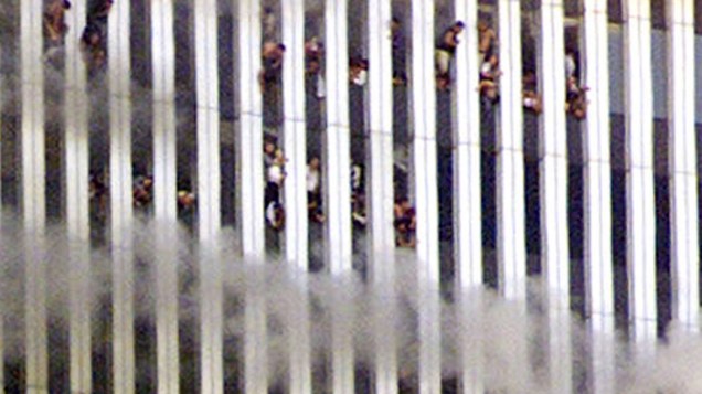 Pessoas nas janelas da torre norte, a primeira a ser atingida, durante o ataque terrorista de 11 de setembro de 2001, em Nova York