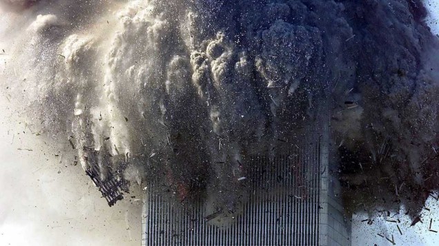 Destroços durante a queda da torre sul do World Trade Center, no ataque terrorista de 11 de setembro de 2001, em Nova York