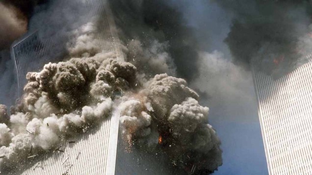 Imagem da queda da torre sul do World Trade Center, no ataque terrorista de 11 de setembro de 2001, em Nova York