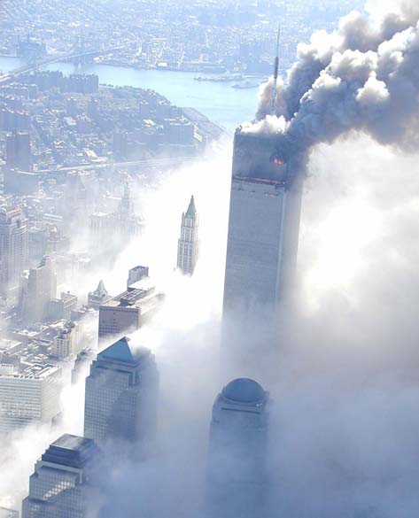 Imagem de uma das torres do World Trade Center durante o ataque terrorista de 11 de setembro de 2001, em Nova York