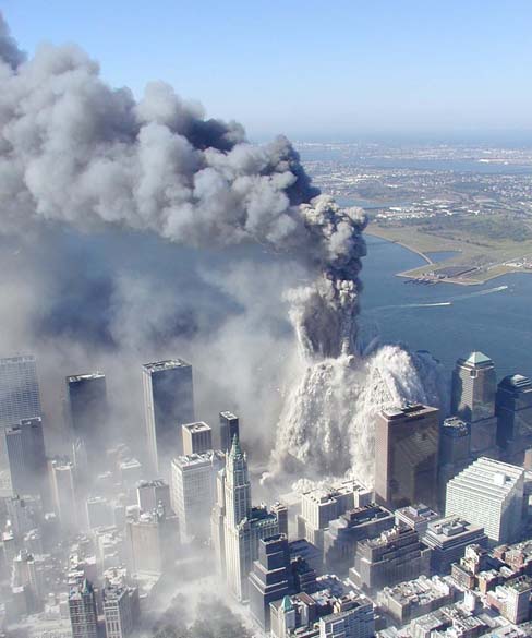 Imagem da queda da primeira torre do World Trade Center, no ataque terrorista de 11 de setembro de 2001, em Nova York