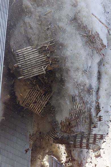 Destroços durante a queda da torre sul do World Trade Center, no ataque terrorista de 11 de setembro de 2001, em Nova York
