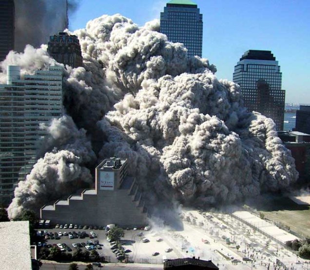 Nuvem espessa de poeira após a queda das torres gêmeas do World Trade Center, no ataque terrorista de 11 de setembro de 2001, em Nova York
