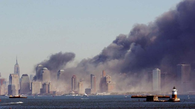 Vista de Manhattan logo após a queda das torres gêmeas do World Trade Center, no ataque terrorista de 11 de setembro de 2001, em Nova York