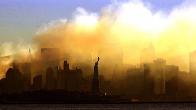 Vista da Estátua da Liberdade dias após o ataque terrorista de 11 de setembro de 2001, em Nova York