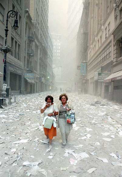 Mulheres em rua próxima a Wall Street após a queda das torres gêmeas do World Trade Center, no ataque terrorista de 11 de setembro de 2001, em Nova York