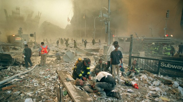 Bombeiros e paramédicos socorrem vítimas após o ataque terrorista de 11 de setembro de 2001, em Nova York