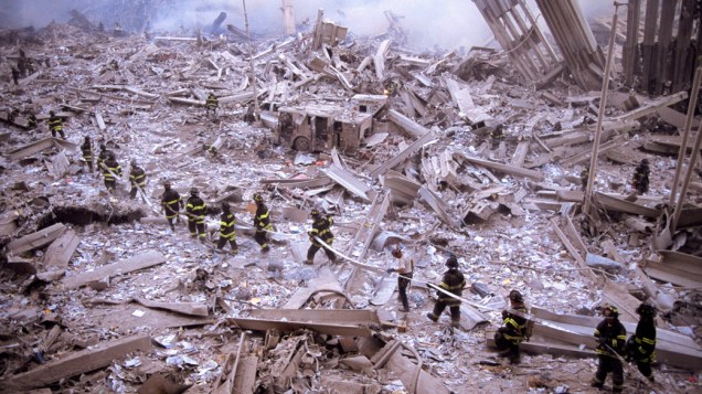 Bombeiros trabalham em meio aos destroços do World Trade Center após o ataque terrorista de 11 de setembro de 2001, em Nova York