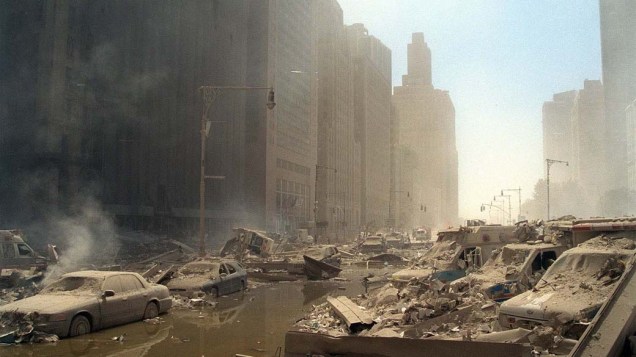 Escombros pelas ruas de Manhattan após o ataque terrorista de 11 de setembro de 2001, em Nova York