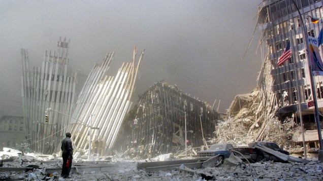 Homem observa os destroços do World Trade Center após o ataque terrorista de 11 de setembro de 2001, em Nova York