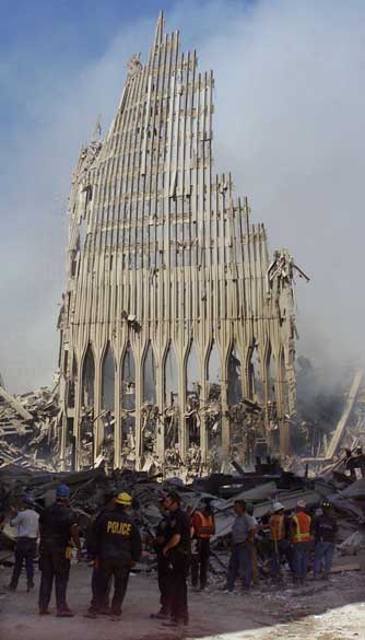 Equipe de resgate próxima aos destroços do World Trade Center após o ataque terrorista de 11 de setembro de 2001, em Nova York