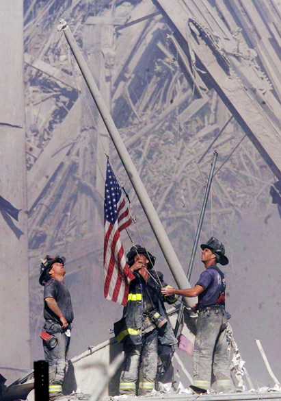 Bombeiros em meio aos destroços do World Trade Center após o ataque terrorista de 11 de setembro de 2001, em Nova York