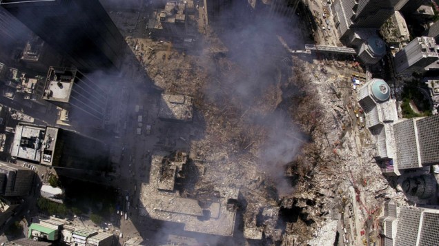 Destroços do World Trade Center após o ataque terrorista de 11 de setembro de 2001, em Nova York