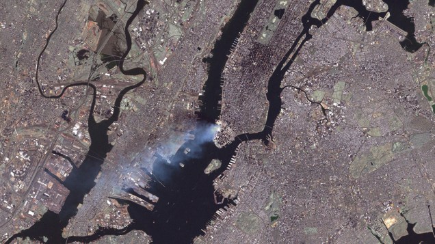 Em imagem tirada pelo satélite do Serviço Geológico americano, a região do World Trade Center após o ataque terrorista 11 de setembro de 2001, em Nova York