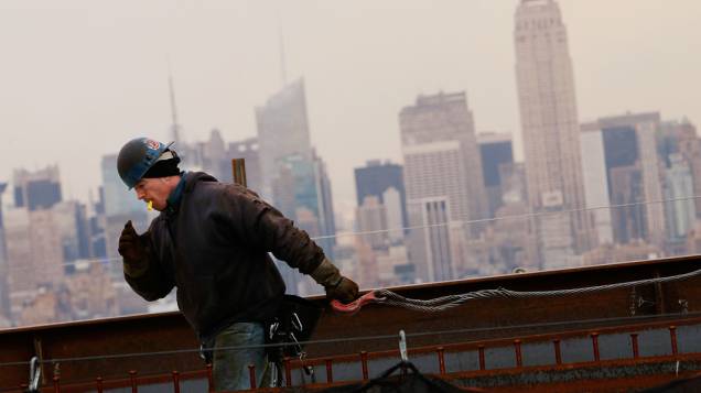 Trabalhador na construção do One World Trade Center em Nova York