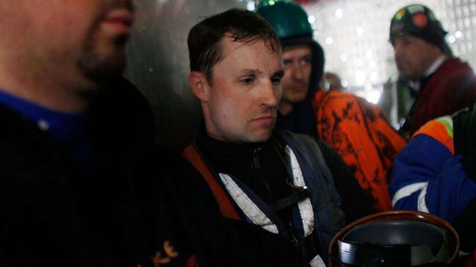 Trabalhadores sobem em um elevador para o topo atual do One World Trade Center em Nova York