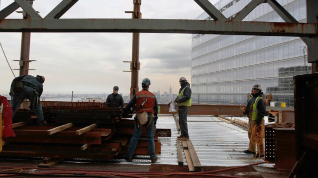 Trabalhadores no topo da construção do One World Trade Center em Nova York