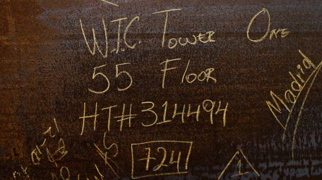 Placa de aço indicando o 55º andar na construção do One World Trade Center em Nova York