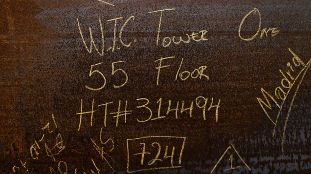Placa de aço indicando o 55º andar na construção do One World Trade Center em Nova York