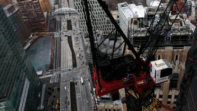 Visão de Manhattan a partir da construção da torre One World Trade Center em Nova York