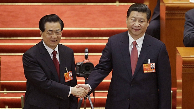 Xi Jinping (à direita) cumprimenta o agora ex-presidente Hu Jintao após ser confirmado no cargo