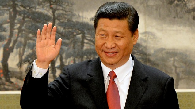Xi Jinping acena para fotógrafos ao ser apresentado formalmente como novo secretário-geral do PC chinês