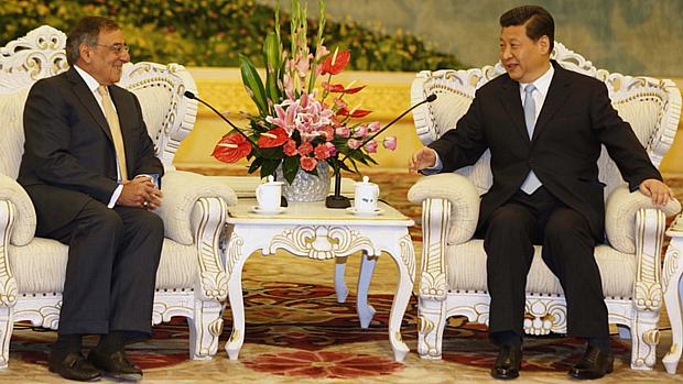Xi Jinping em reunião com o secretário de Defesa americano Leon Panetta