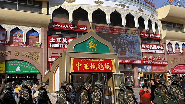 Tropas chinesas patrulham região autônoma de Xinjiang