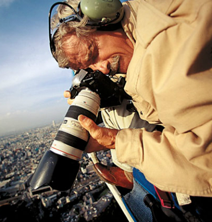 O fotógrafo e ativista ambiental francês Yann Arthus-Bertrand em ação dentro de um balão