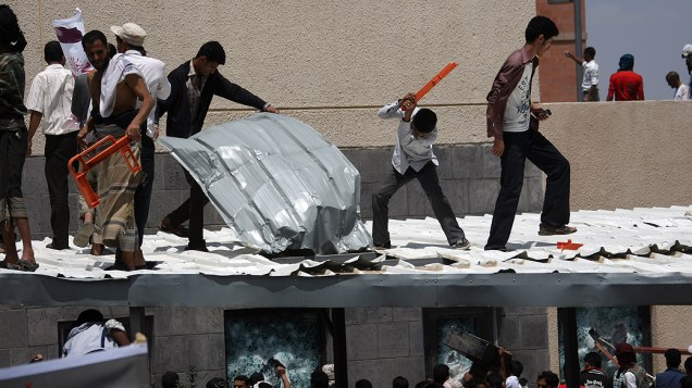 Centenas de manifestantes invadiram a embaixada dos Estados Unidos em Sana, no Iêmen, nesta quinta-feira (13)