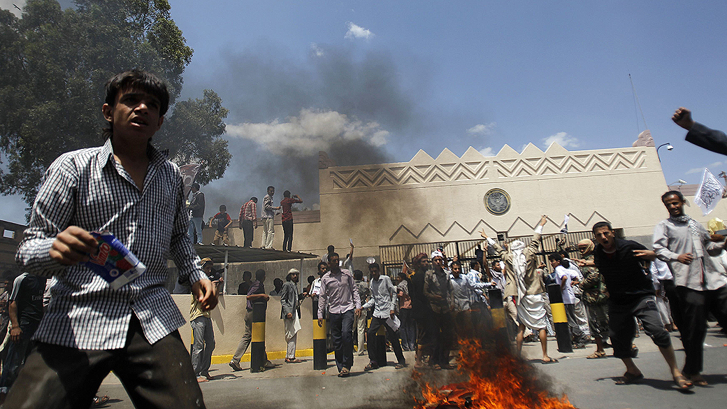 Centenas de manifestantes invadiram a embaixada dos Estados Unidos em Sana, no Iêmen, no mês passado