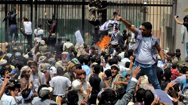 Centenas de manifestantes invadiram a embaixada dos Estados Unidos em Sana, no Iêmen, nesta quinta-feira (13)