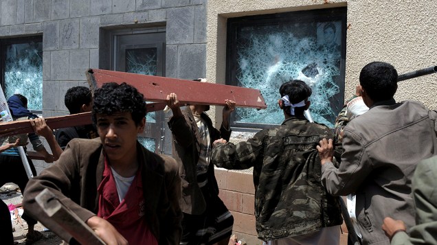 Manifestantes quebram janela da Embaixada dos EUA no Iêmen em protesto a vídeo considerado ofensivo
