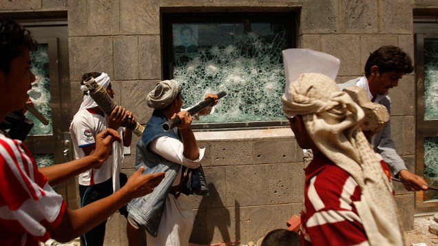 Manifestantes quebram janela da Embaixada dos EUA no Iêmen em protesto a vídeo considerado ofensivo