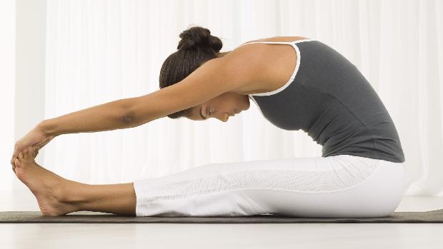 Yoga: praticar o exercício com frequência ajuda a melhorar o desempenho das atividades diárias em pacientes com dores crônicas e recorrentes nas crostas