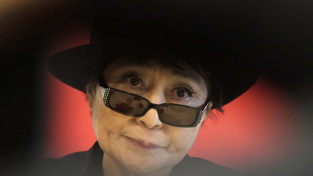 Yoko Ono durante conferência, na Áustria