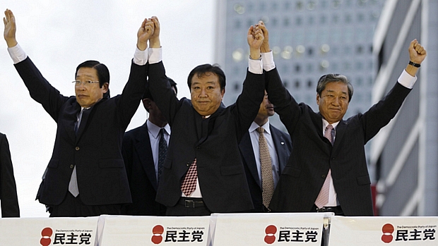 Yoshihiko Noda (centro), comemora resultado da eleição do Partido Democrático japonês