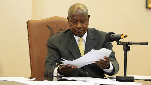 O presidente de Ugana, Yoweri Museveni, assina a lei contra gays