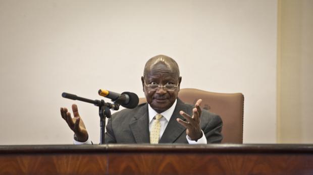 O presidente de Uganda, Yoweri Museveni, durante a assinatura da lei que torna mais severas as punições contra gays