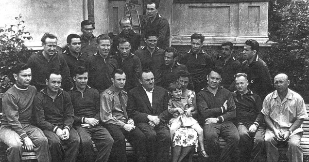 <p><strong>1960</strong> – Grupo de cosmonautas com alguns dos seus instrutores e esposas. Yuri Gagarin é o quarto, na primeira fileira, da esquerda para a direita</p>