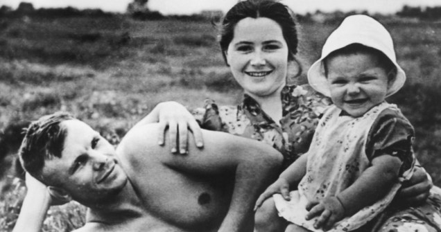 <p><strong>Junho de 1960</strong> – Yuri Gagarin com sua esposa Valentina e sua filha Yelena, na praia em Glasma, antiga União Soviética</p>