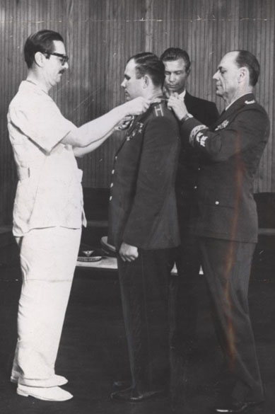 <p><strong>03 de agosto de 1961</strong> - O presidente Jânio Quadros condecora o cosmonauta Yuri Gagarin, em Brasília</p>