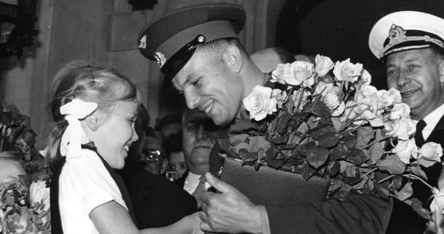 <p><strong>11 de julho de 1961</strong> – Yuri Gagarin recebe flores na chegada a embaixada soviética em Londres</p>