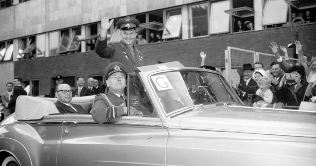 <p><strong>11 de julho de 1961</strong> – Yuri Gagarin durante sua chegada em Londres</p>