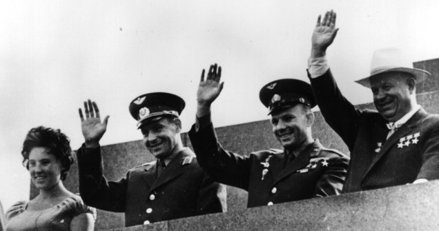 <p><strong>12 de agosto de 1961</strong> – O presidente soviético Nikita S. Khrushchev (chapéu branco), Yuri Gagarin, Gherman S. Titov (segundo cosmonauta russo que foi para o espaço)  e sua mulher Tamara, acenam para a multidão em Moscou</p>