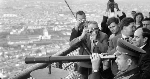 <p><strong>28 de setembro de 1963</strong> – Yuri Gagarin durante visita a Torre Eiffel, em Paris</p>