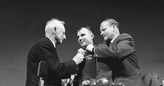 <p><strong>01 de janeiro de 1962</strong>  – Yuri Gagarin durante cerimônia de condecoração em Viena, Áustria</p>