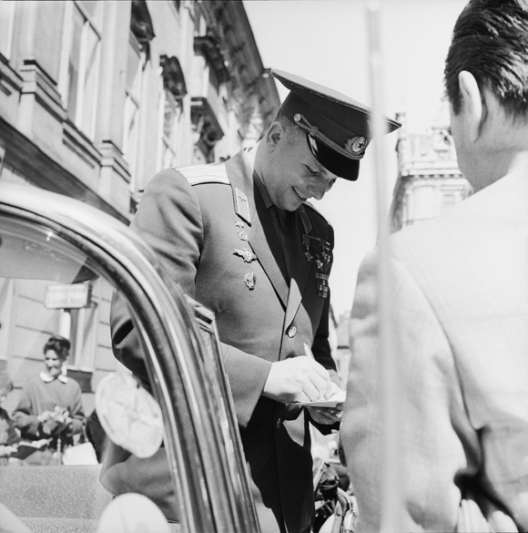 <p><strong>1962</strong> – Yuri Gagarin distribuindo autógrafos em Viena, Áustria</p>