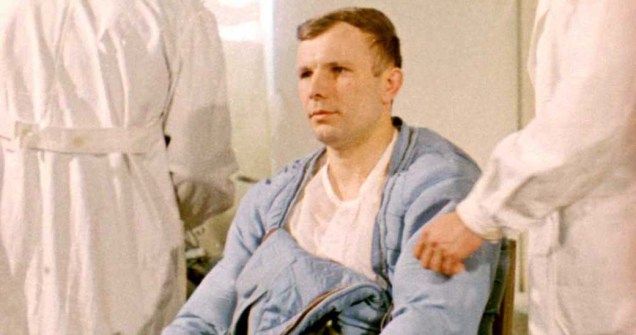 <p><strong>12 de abril de 1961</strong> – Yuri Gagarin com trajes espaciais momentos antes de ser o primeiro homem a viajar pelo espaço</p>